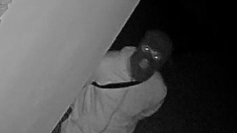 Misterioso ladro in fuga da Basciano: corpo coperto, stesso identikit e troppe coincidenze nel Teramano