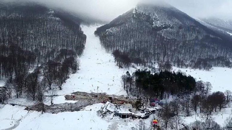 Rigopiano, la montagna di neve e silenzi: a Perugia si riapre la ferita dell’Italia tradita.